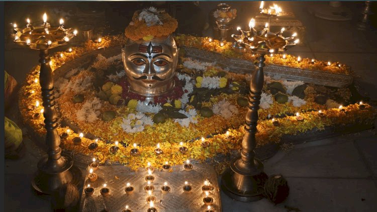 त्र्यंबकेश्वर  ( Trimbakeshwar  ) ज्योतिर्लिंग, महाराष्ट्र – ब्रह्मा, विष्णु, महेश की एकता का प्रतीक
